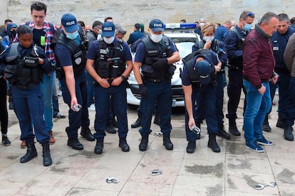 Unos policías franceses tiran sus esposas al suelo, este viernes en Burdeos.