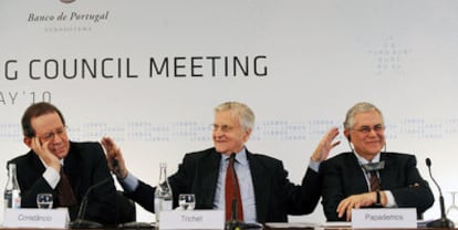 Trichet, flanqueado por el vicepresidente del BCE, Lucas Papademos, y el gobernador del Banco de Portugal y futuro sustituto de Papademos, Vítor Constâncio.
