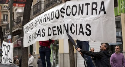 Protesta a favor de la custodia compartida frente a la sede del PP.