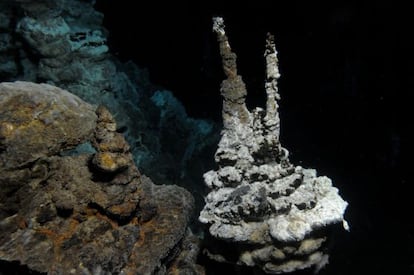 Chimeneas hidrotermales en el fondo del &Aacute;rtico cercanas al punto donde se encontraron las Loquiarkeas