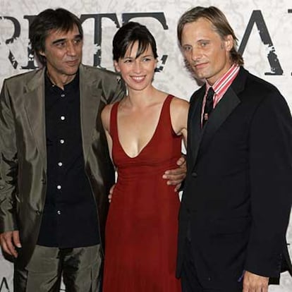 El actor Viggo Mortensen, el director de la cinta, Agustín Díaz Yanes, y la actriz Ariadna Gil, en la premiere de la película &#39;Alatriste&#39;, del escritor Arturo Pérez Reverte, proyectada en el Palacio de la Música, en Madrid.