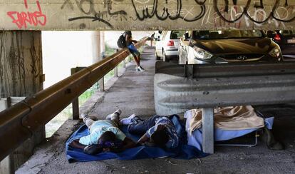 Migrantes que duermen debajo de un puente en Ventimiglia, ciudad fronteriza entre Italia y Francia.
