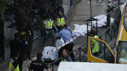 La policía retira los cuerpos de las tres víctimas asesinadas 
en un bufete del madrileño barrio de Usera el 22 de junio de 2016.