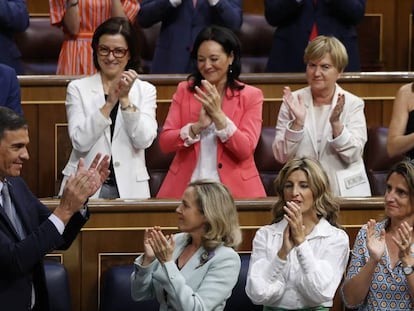 El presidente y las vicepresidentas del Gobierno tras una intervención de este en el Congreso de los Diputados.