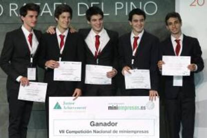 Los integrantes del proyecto "Sun OClock" posan tras recibir el primer premio de la VII Competición Nacional de Miniempresas a emprendedores, convocados por la Fundación Junior Achievement. EFE/Archivo