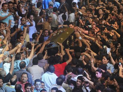 El féretro de uno de los cristianos muertos durante la noche del domingo, durante el funeral celebrado ayer en El Cairo.