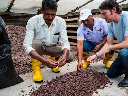 Santiago Peralta, fundador de Pacari (a la derecha), con productores de cacao.