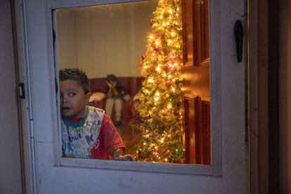 Mario, de siete años, en el interior de su vivienda donde toda la familia permanece en cuarentena por el coronavirus en Stamford, en Connecticut (EE UU). Millones de estadounidenses han viajado en los últimos días con motivo de las fiestas navideñas y a pesar de los llamamientos de las autoridades a evitar los desplazamientos por la amenaza que supone la covid-19.