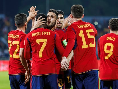 Los jugadores de España celebran uno de los goles.