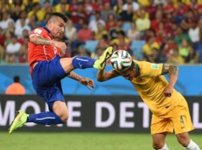 Medel entra sobre Cahill.