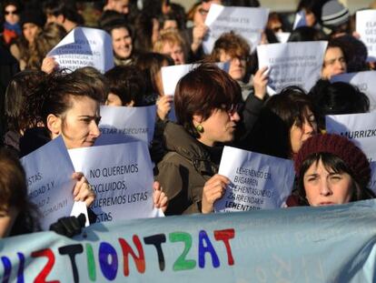 Opositores de Osakidetza, durante la protesta que han realizado en Vitoria.