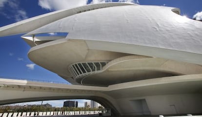 Los abombamientos en el 'trencadís' recorren como arrugas el cascarón de la fachada del Palau de les Arts de Valencia.