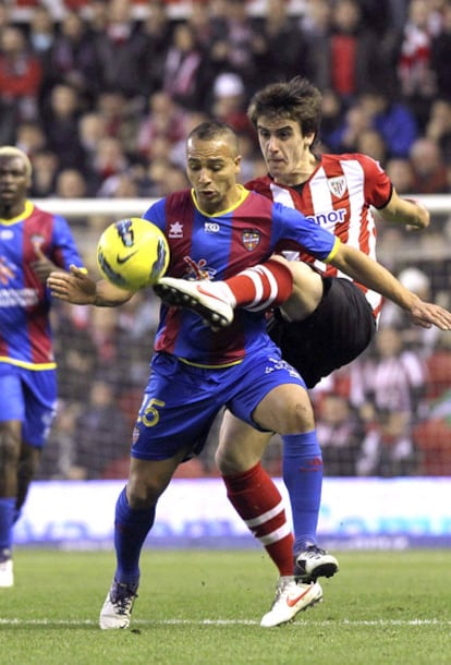 El defensa del Athletic, Jon Aurtenetxe pelea un balón con el delantero marroquí del Levante, Nabil El Zhar.