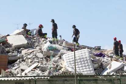 Bomberos buscan supervivientes entre los escombros producidos por el terremoto de Amatrice (centro de Italia). 