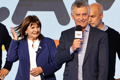 El expresidente argentino Mauricio Macri, junto a la dirigente de centroderecha Patricia Bullrich, durante el mitin tras conocerse los primeros resultados tras las elecciones primarias, el domingo, en Buenos Aires.