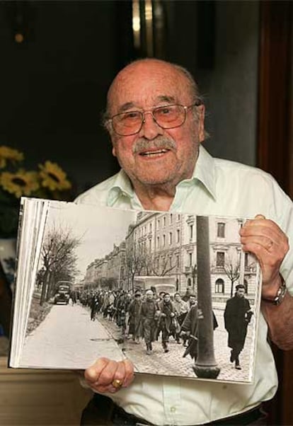 Luis Heras, con la foto de su traslado a un campo de concentración.