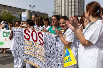 Concentración de los trabajadores del Hospital Universitario de La Paz, este martes.
