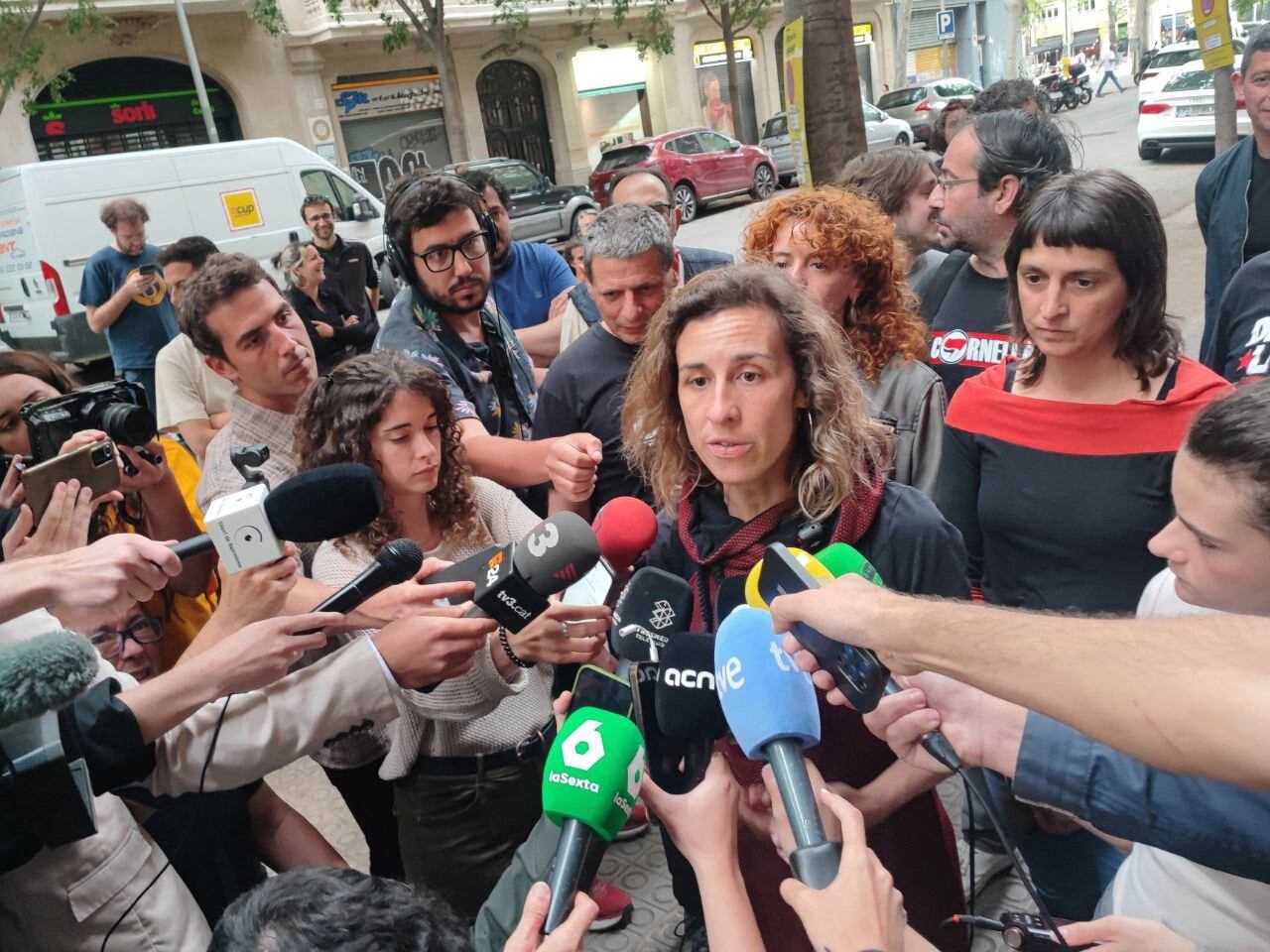 Laia Estrada, candidata de la CUP a las elecciones catalanas, a la llegada de la sede de su partido para seguir el recuento electoral este domingo.