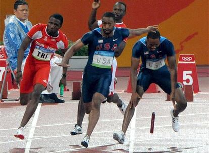 El estadounidense Patton, a la derecha, pierde el testigo que iba a entregar a su compañero Gay durante la primera ronda de los 4x100.