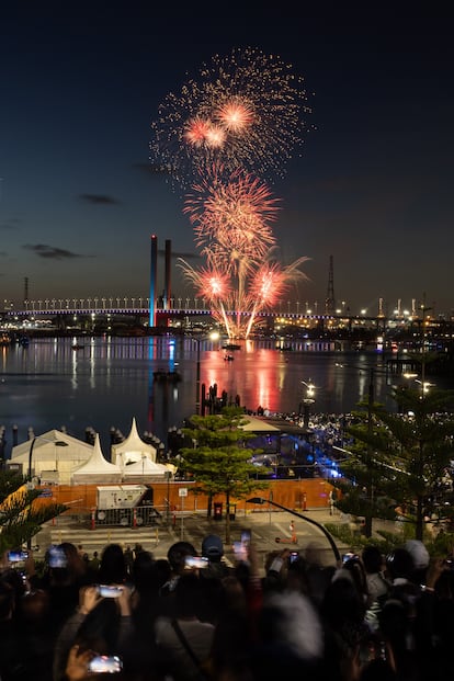 Vista de los fuegos artificiales sobre el puente Bolte de Melbourne (Australia) para celebrar el Año Nuevo.