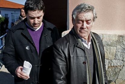 El constructor Daniel Ogando y su hijo Ramón, este martes a su salida de los juzgados de Corcubión.