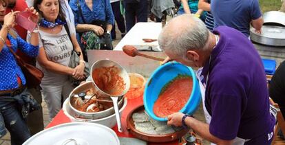 Un concursante prepara ayer en el Arenal una cazuela de bacalao a la vizcaína.
