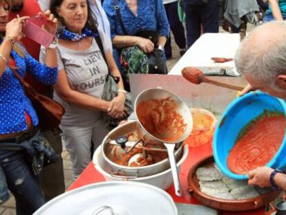 Un concursante prepara ayer en el Arenal una cazuela de bacalao a la vizcaína. 