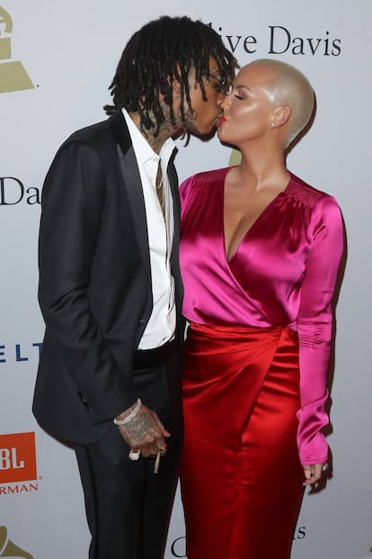 Amber Rose y Wiz Khalifa besándose en la fiesta Pre-Grammy organizada por Clive Davis en el Hotel Beverly Hilton.