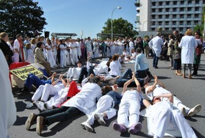 Protesta del personal sanitario contra el cierre de camas en el hospital de A Coruña.