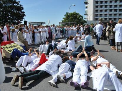 Protesta del personal sanitario contra el cierre de camas en el hospital de A Coru&ntilde;a.