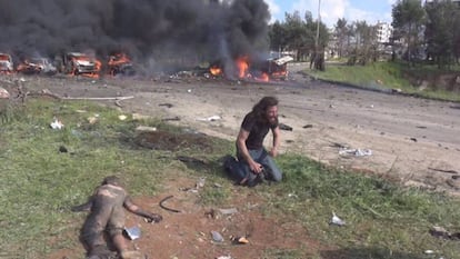 El fotógrafo Abd Alkader tras salvar a varios niños.