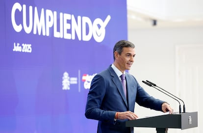 El presidente del Gobierno, Pedro Sánchez, durante su comparecencia en el Palacio de La Moncloa, este lunes. 