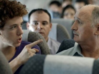 O ator João Côrtes e o treinador Scolari em comercial.