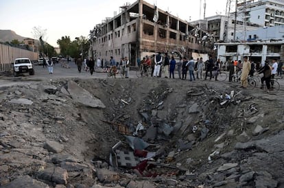 Fuerzas de seguridad y residentes observan el cráter provocado por el camión bomba en Kabul (Afganistán).