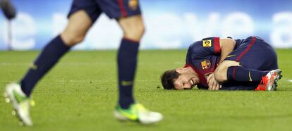 Messi se duele de la entrada de un rival.