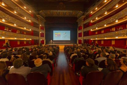 Los jóvenes ya no tienen excusa para no apostar por la cultura. El Teatre Principal de Palma ha preparado para esta nueva temporada una serie de abonos que permiten descuentos de hasta el 60% sobre el precio de las entradas, los cuales también incluyen el acceso gratuito a la plataforma de contenidos digital a la carta, especialmente pensados para ellos. La gran novedad, según ha informado el Consell de Mallorca, será el abono joven. Dirigido exclusivamente para los menores de 30 años, es una opción que ofrece un 60% de descuento en el precio de las entradas si se compran cinco o más espectáculos. Además, sigue ofreciendo los abonos habituales: el general y el de pareja, ambos dotados con un 25% de descuento en los espectáculos de la programación que ya está disponible tanto en la web como taquilla.