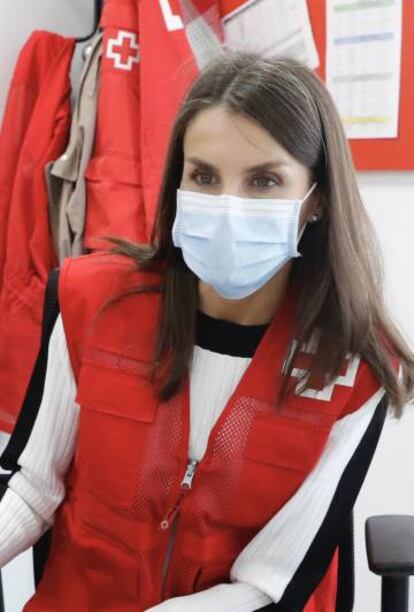 La reina Letizia durante su visita a una de las sedes de Cruz Roja en Madrid el pasado 11 de mayo.