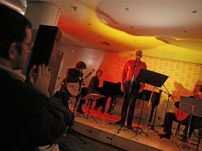 Ribalta, en el centro; a la guitarra, Jorge Labanca (derecha) y Carlos Wernicke; al piano, Juan Pietranera, y al bandoneón, F. Fizbein.