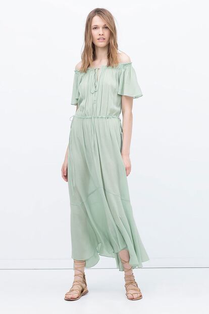 Escote Bardot y aires boho, la mezcla perfecta. Es de Zara (79,95 euros).