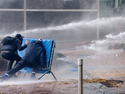 Dos manifestantes durante las protestas de agricultores, este jueves en Bruselas.