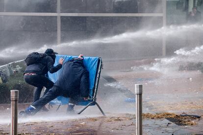 Dos manifestantes durante las protestas de agricultores, este jueves en Bruselas.