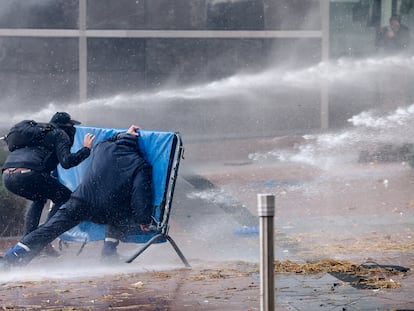 Dos manifestantes durante las protestas de agricultores, este jueves en Bruselas.