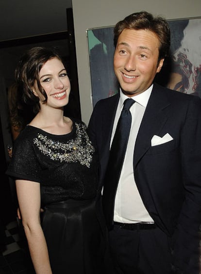 La actriz Anne Hathaway, con el galán Raffaello Follieri en diciembre de 2007.