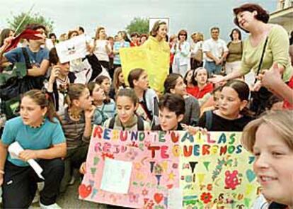 Un momento de la concentración de escolares, ayer, en el colegio Ferrer Guardia.