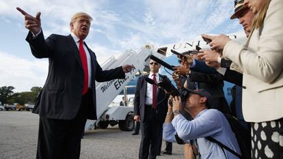 O presidente Donald Trump ao chegar ao aeroporto de Erie, Pensilvânia.