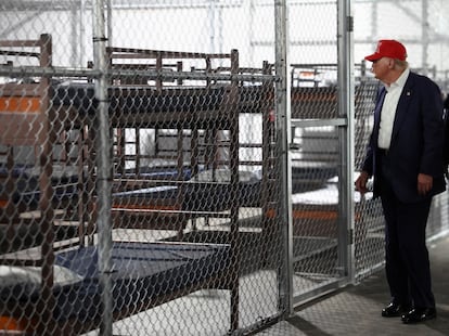 Donald Trump visita un centro de detención temporal de migrantes en Florida, el 1 de julio.