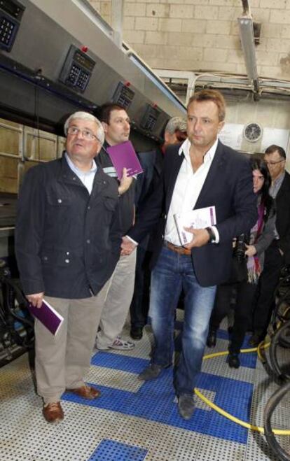 El alcalde de Palas, con camisa blanca, durante una visita oficial a una granja.