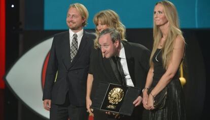 El director Runar Runarsson, en el centro de la imagen, Concha de Oro por la película 'Sparrows'.