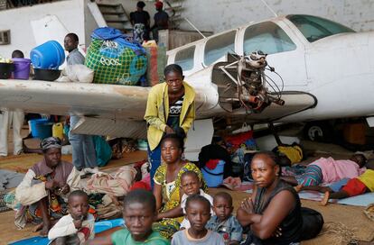 Refugiados cristianos reunidos en un campamento establecido en el aeropuerto de Bangui, República Centroafricana.