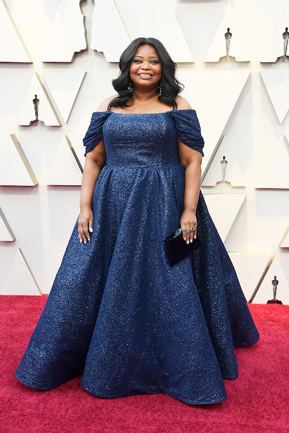 La actriz Octavia Spencer, con un vestido en color azul noche de Christian Siriano.